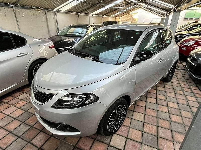 Usata Lancia Ypsilon Silver 69 CV (50 kW) 2021 Argento Utilitaria