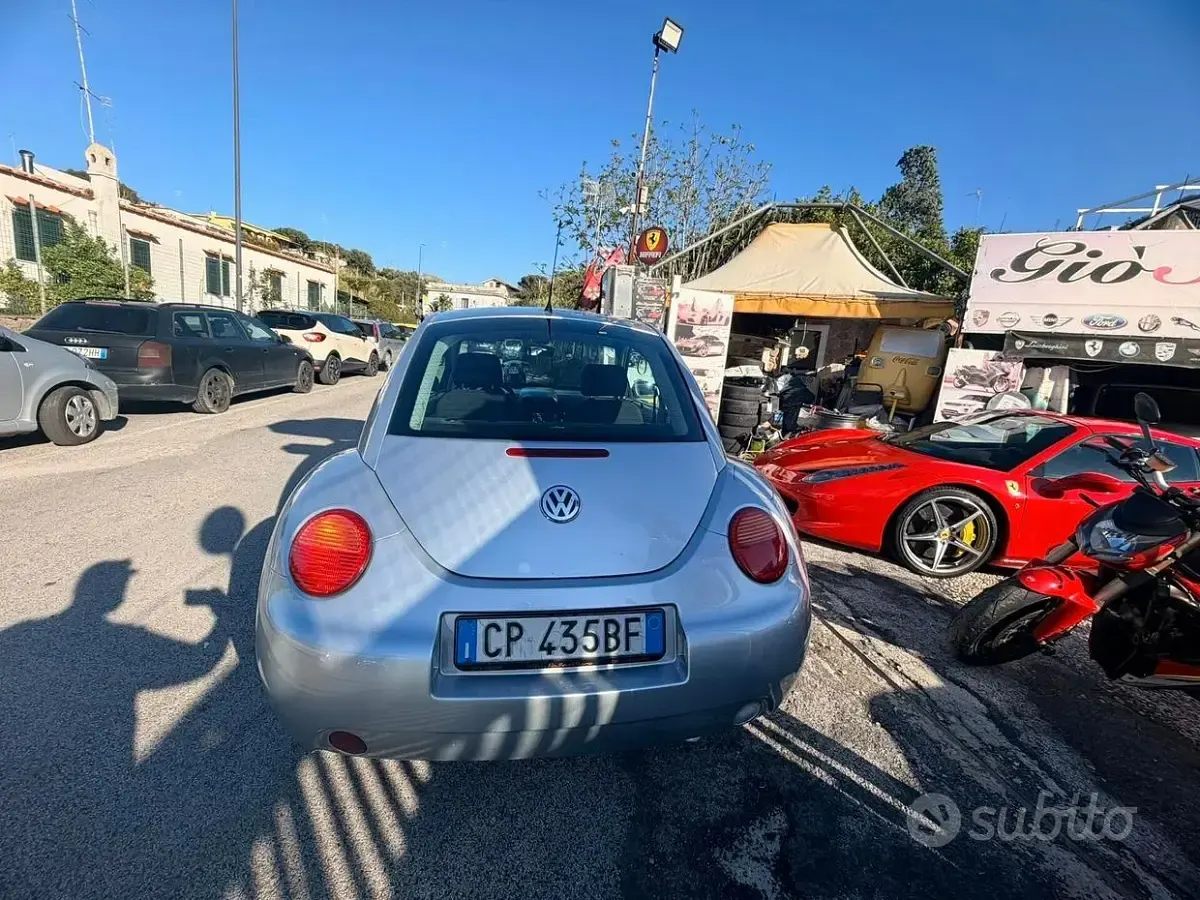 Usata VW New Beetle 105 CV (77 kW) 2005 Grigio Utilitaria