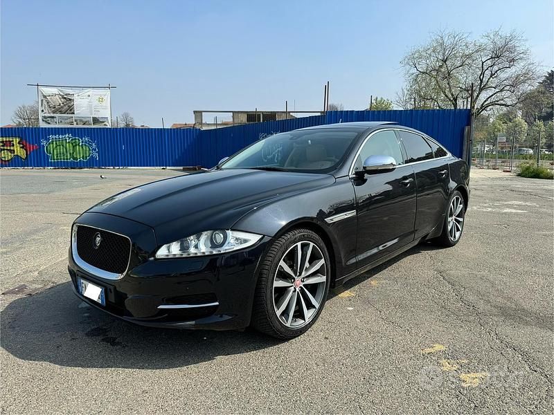 Usata Jaguar XJ Premium Luxury 275 CV (202 kW) 2015 Nero Berlina