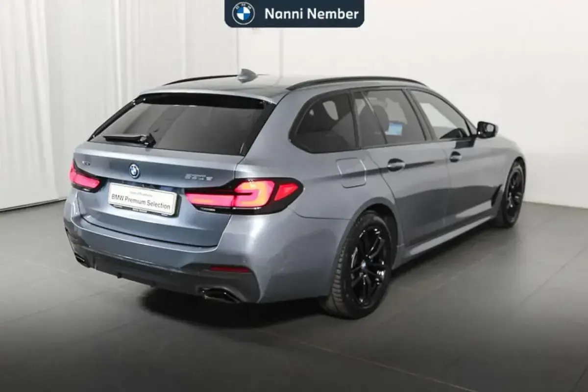 Usata BMW 530e M Sport 292 CV (214 kW) 2022 Bluestone metallizzato Station wagon