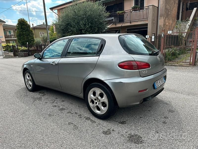 Usata Alfa Romeo 147 101 CV (74 kW) 2006 Grigio Utilitaria