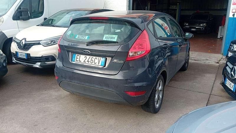 Usata Ford Fiesta 82 CV (60 kW) 2011 Grigio Utilitaria