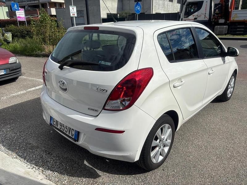 Usata Hyundai i20 Classic 90 CV (66 kW) 2012 Bianco Berlina