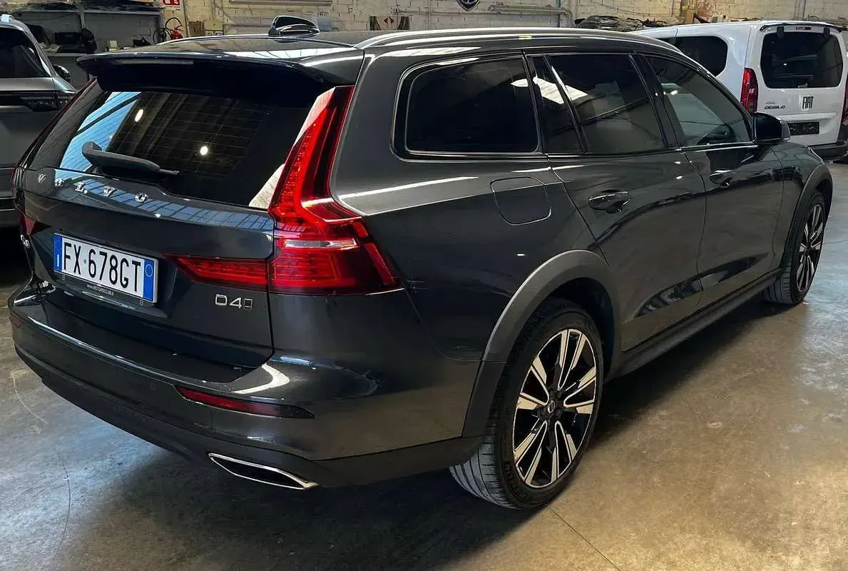 Usata Volvo V60 CC Business Edition 190 CV (139 kW) 2019 Nero Station wagon