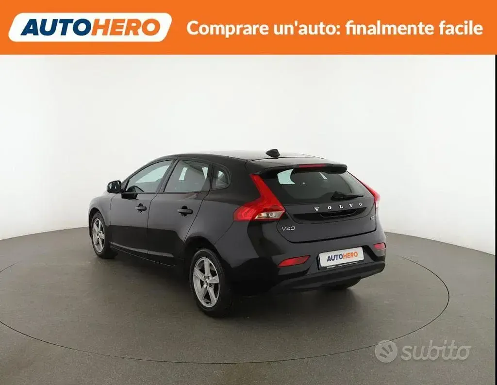 Usata Volvo V40 122 CV (89 kW) 2018 Nero Berlina