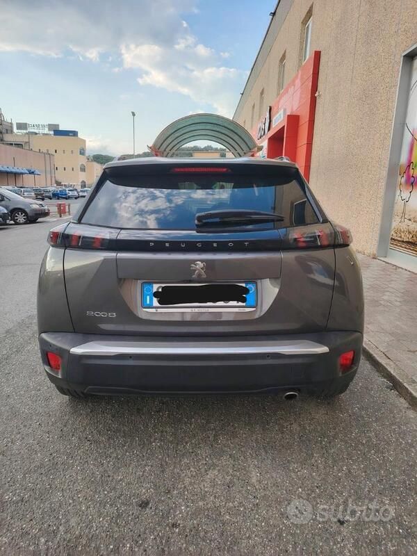 Usata Peugeot 2008 110 CV (80 kW) 2022 SUV