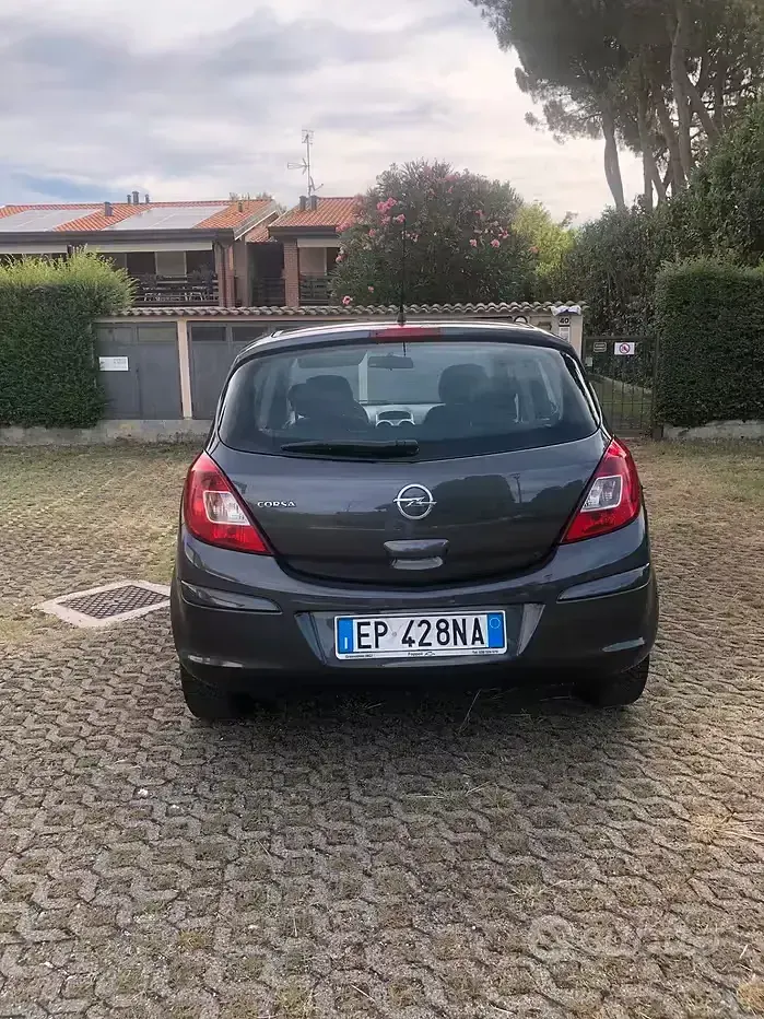 Usata Opel Corsa Edition 85 CV (62 kW) 2012 Marrone Utilitaria