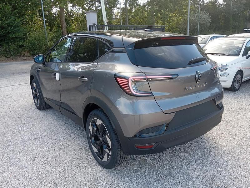 Nuova Renault Captur Techno 101 CV (74 kW) 2025 Grigio SUV