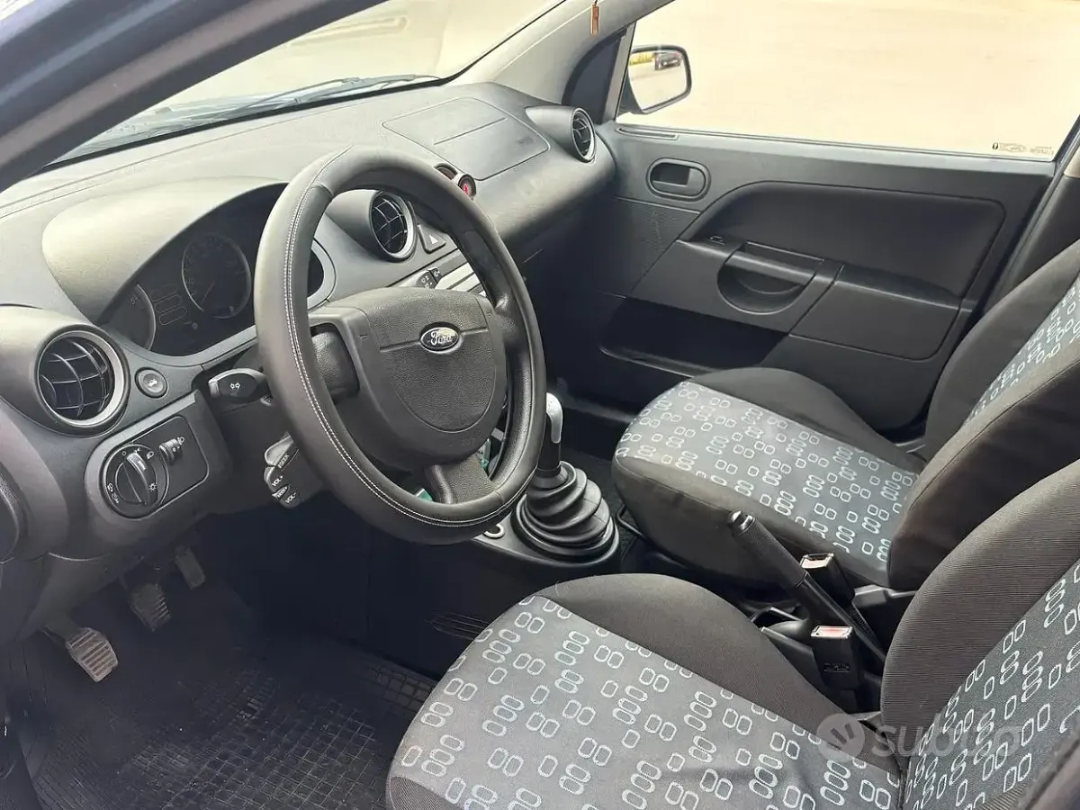 Usata Ford Fiesta 90 CV (66 kW) 2005 Bluazzurro Utilitaria