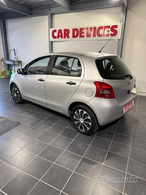 Usata Toyota Yaris 69 CV (50 kW) 2007 Grigio Berlina