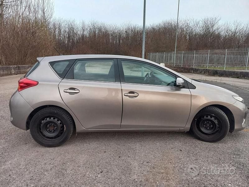 Usata Toyota Auris 2013 Marrone Berlina