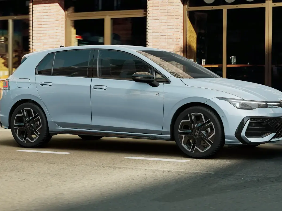 Nuova VW Golf VIII R-line Plus 150 CV (110 kW) 2026 Crystal ice blue metallizzato