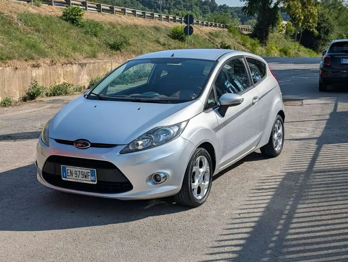 Usata Ford Fiesta Titanium 71 CV (52 kW) 2012 Argento Berlina