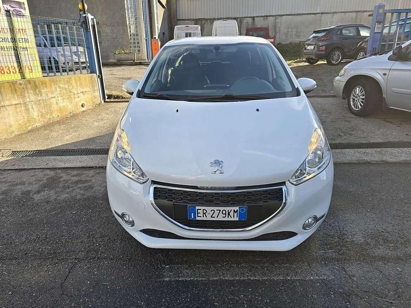 Bianco Usata 2013 Peugeot 208 Allure Due volumi | 5500 € (Buon prezzo) - Immagine 1/4