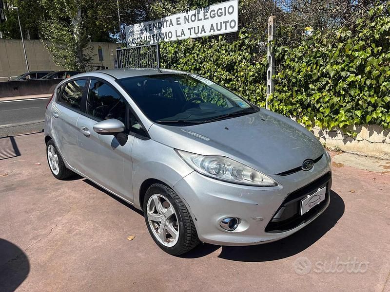 Usata Ford Fiesta Titanium 97 CV (71 kW) 2012 Grigio Utilitaria
