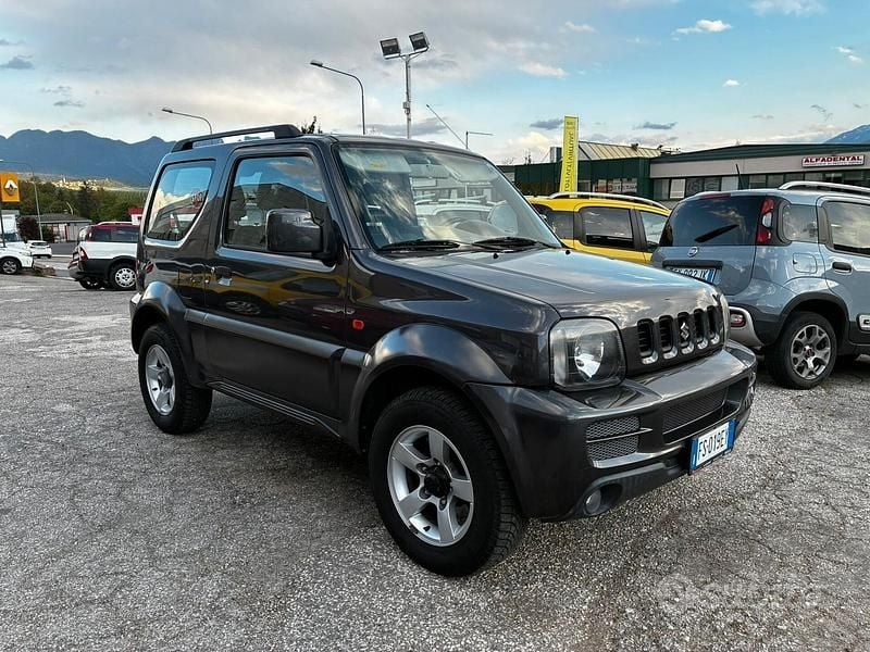 Usata Suzuki Jimny 86 CV (63 kW) 2010 Grigio SUV