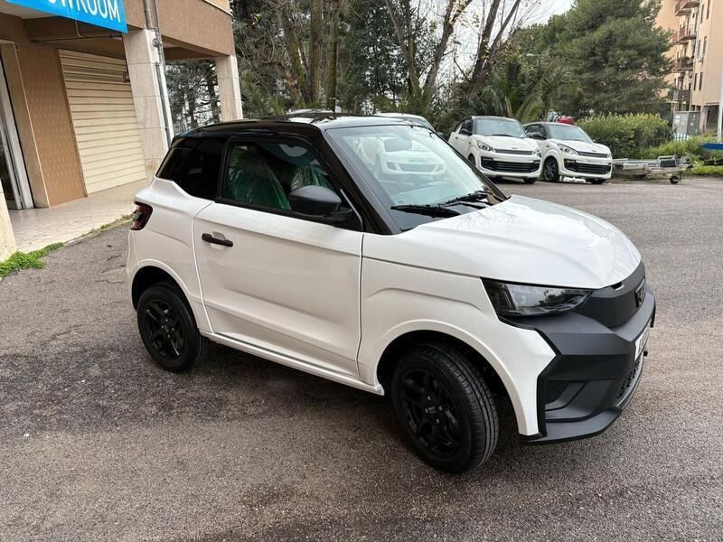 Nuova Ligier JS50 2025 Bianco Utilitaria