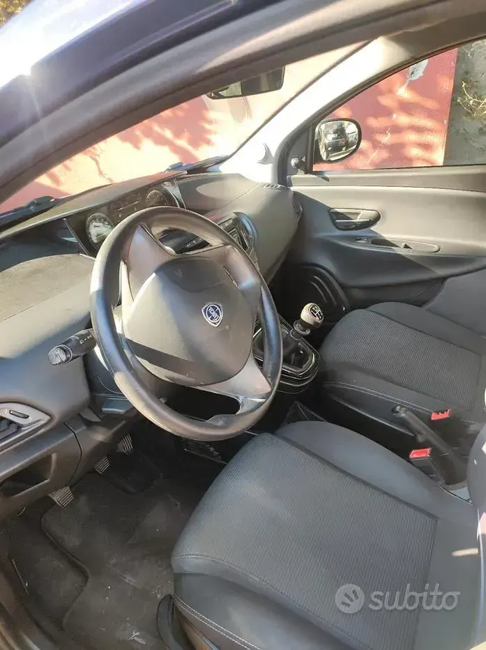 Usata Lancia Ypsilon 69 CV (50 kW) 2017 Bluazzurro Utilitaria