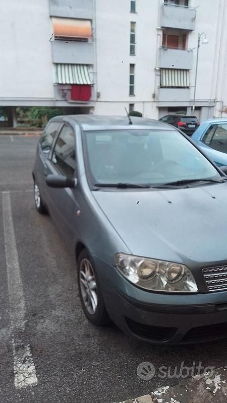 Grigio Usata 2003 Fiat Punto Due volumi | 950 € (Buon prezzo) - Immagine 1/4