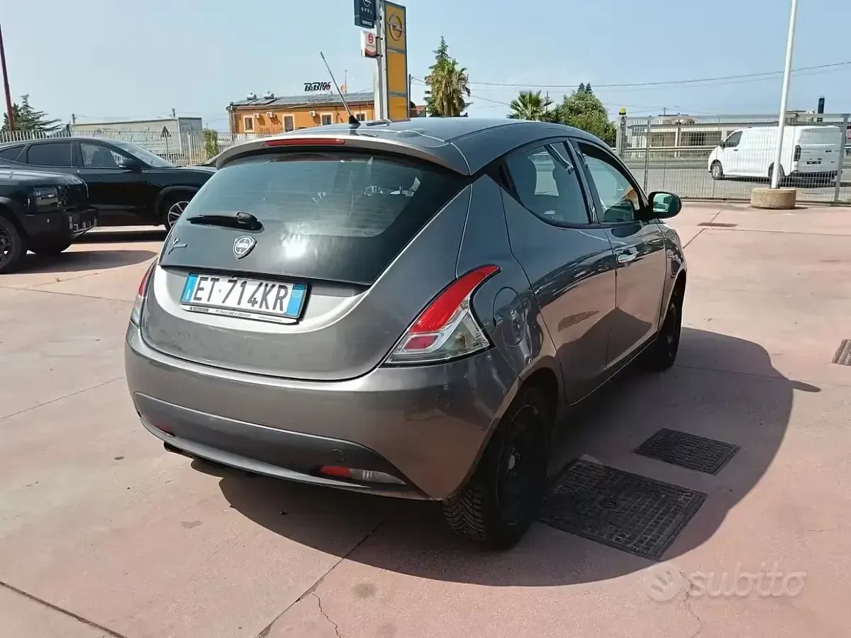 Usata Lancia Ypsilon 69 CV (50 kW) 2013 Grigio Utilitaria