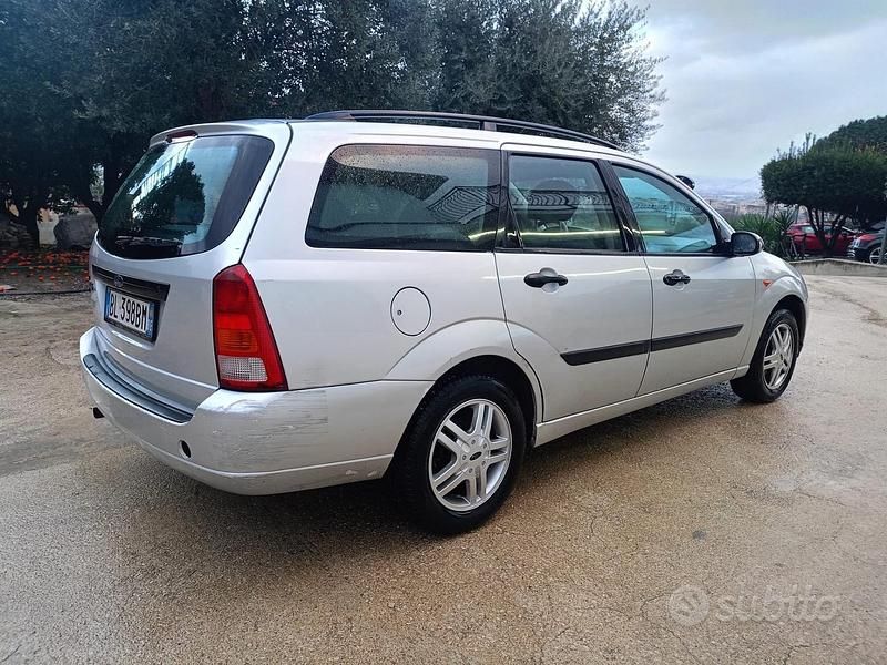 Usata Ford Focus Ghia 100 CV (73 kW) 2000 Grigio Station wagon
