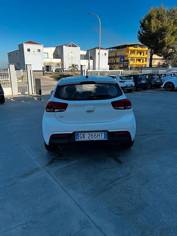 Usata Kia Rio Style 100 CV (73 kW) 2022 Bianco Berlina