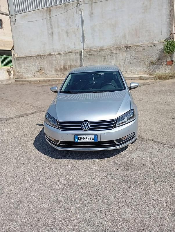 Grigio Usata 2014 VW Passat Tre volumi | 3800 € - Immagine 1/4