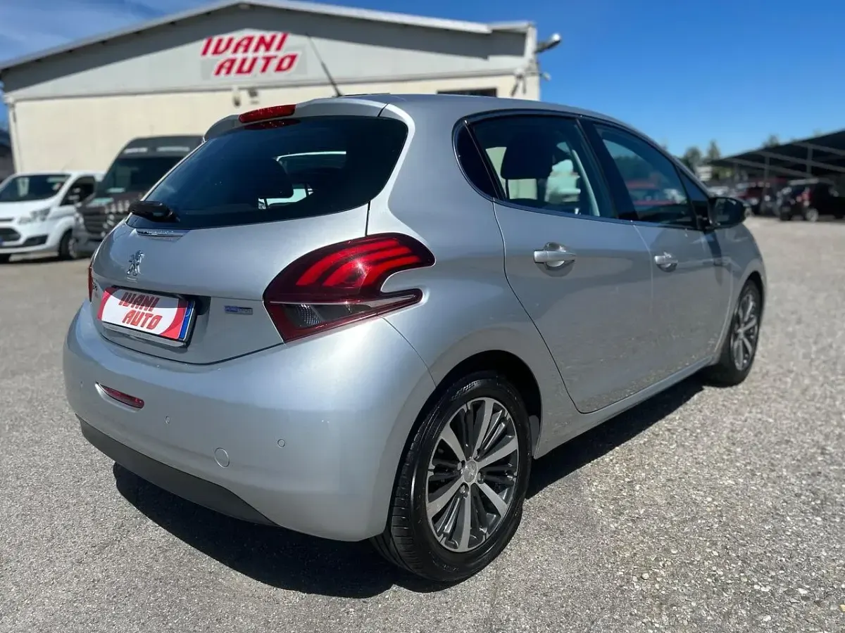 Usata Peugeot 208 Active 82 CV (60 kW) 2017 Argento Utilitaria