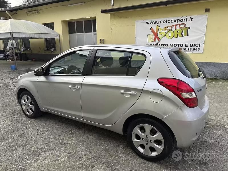 Usata Hyundai i20 Edition 75 CV (55 kW) 2012 Grigio Utilitaria