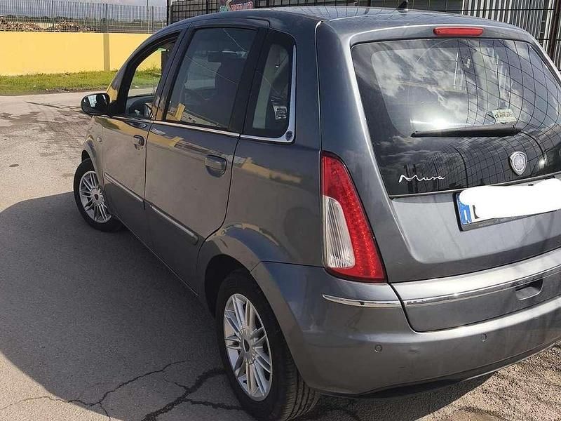 Usata Lancia Musa 69 CV (50 kW) 2011 Grigio Monovolume