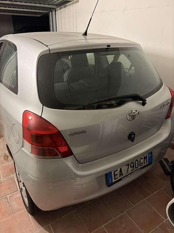Usata Toyota Yaris 90 CV (66 kW) 2010 Grigio Utilitaria