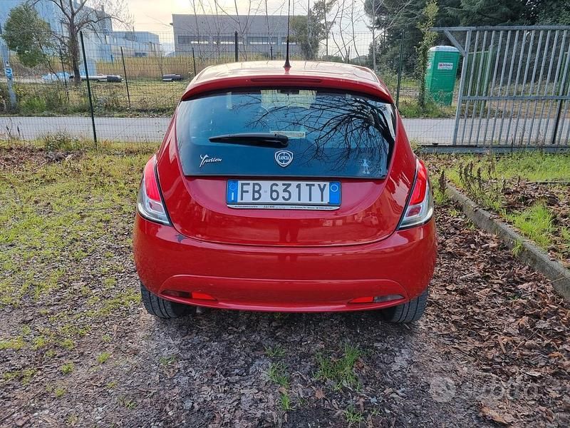 Usata Lancia Ypsilon 69 CV (50 kW) 2016 Rosso Utilitaria