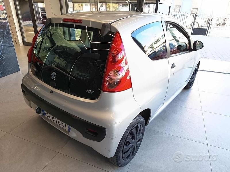 Usata Peugeot 107 Access 68 CV (50 kW) 2011 Grigio Utilitaria