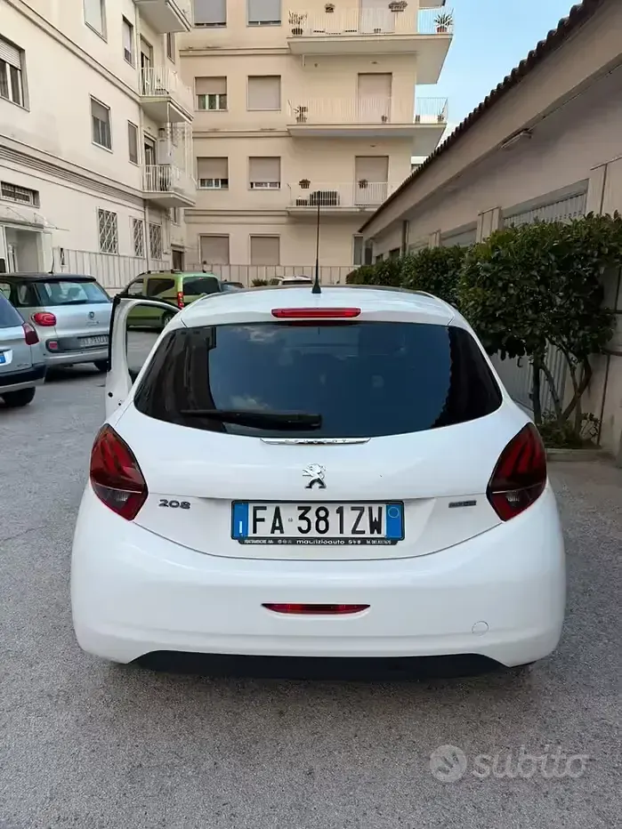 Usata Peugeot 208 75 CV (55 kW) 2015 Bianco Utilitaria