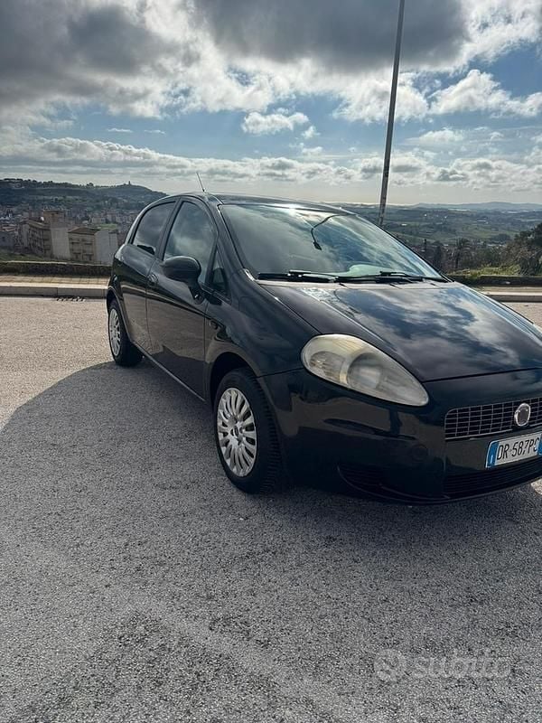 Usata 2008 Fiat Grande Punto Due volumi | 3300 € (Buon prezzo) - Immagine 1/4