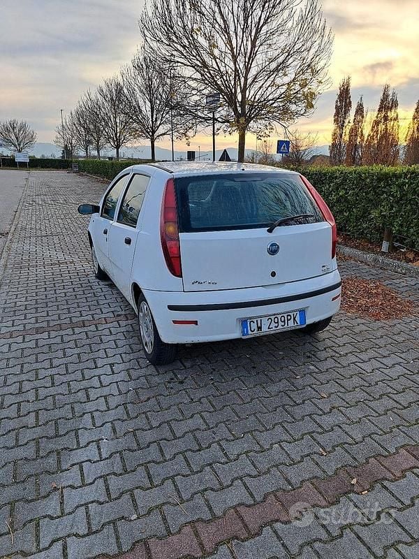 Usata Fiat Punto 69 CV (50 kW) 2005 Bianco Berlina