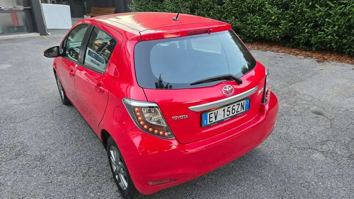 Usata Toyota Yaris Lounge 69 CV (50 kW) 2014 Rosso Utilitaria