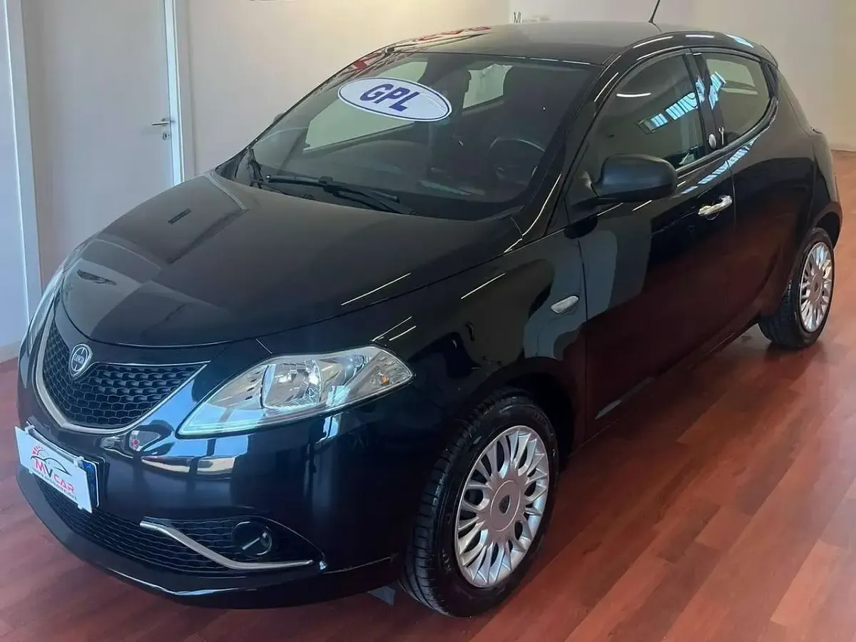 Usata Lancia Ypsilon Gold 69 CV (50 kW) 2017 Nero Utilitaria