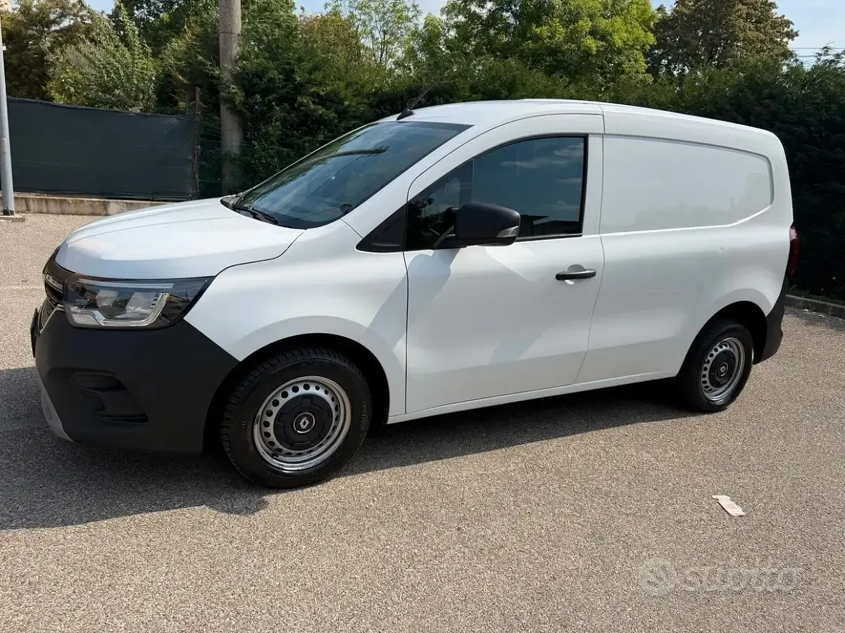 Usado Renault Kangoo 95 CV (69 kW) 2022 Blanco Monovolumen