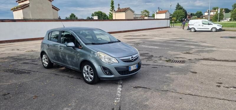 Usata Opel Corsa 95 CV (69 kW) 2011 Argento Berlina