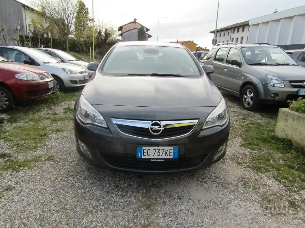 Usata Opel Astra 110 CV (80 kW) 2011 Grigio Berlina