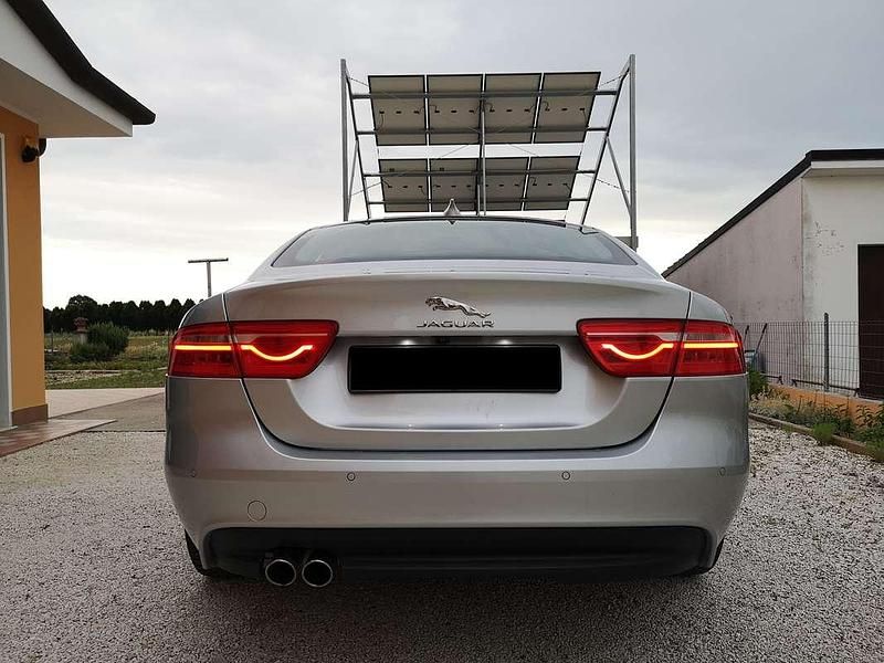 Usata Jaguar XE Portfolio 179 CV (131 kW) 2016 Argento Berlina