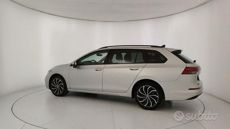 Usata VW Golf VIII Life 116 CV (85 kW) 2022 Grigio Station wagon