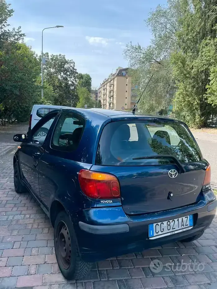 Usata Toyota Yaris 65 CV (47 kW) 2003 Bluazzurro Utilitaria