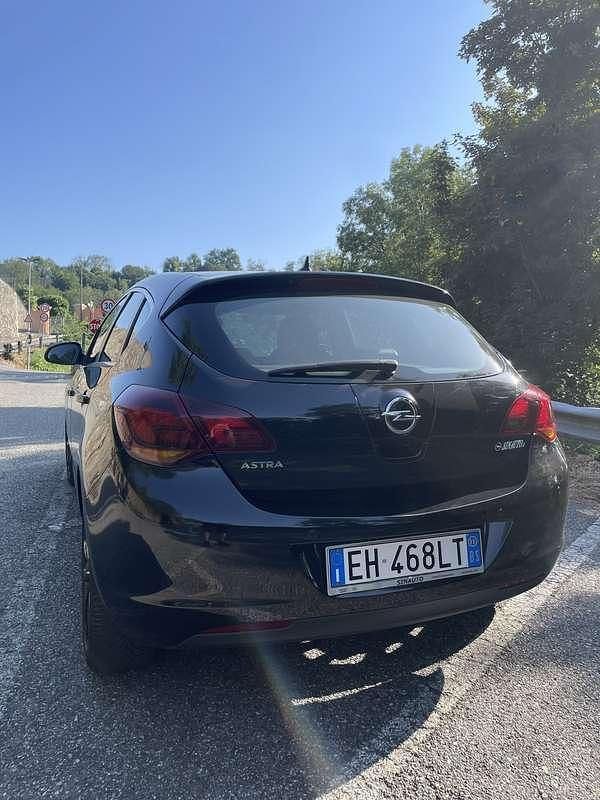 Usata Opel Astra Cosmo 116 CV (85 kW) 2011 Nero Berlina