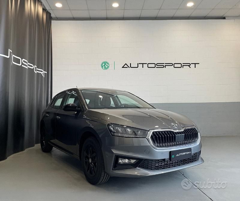 Grigio Nuova 2025 Skoda Fabia Due volumi | 17.900 € (Buon prezzo) - Immagine 1/4