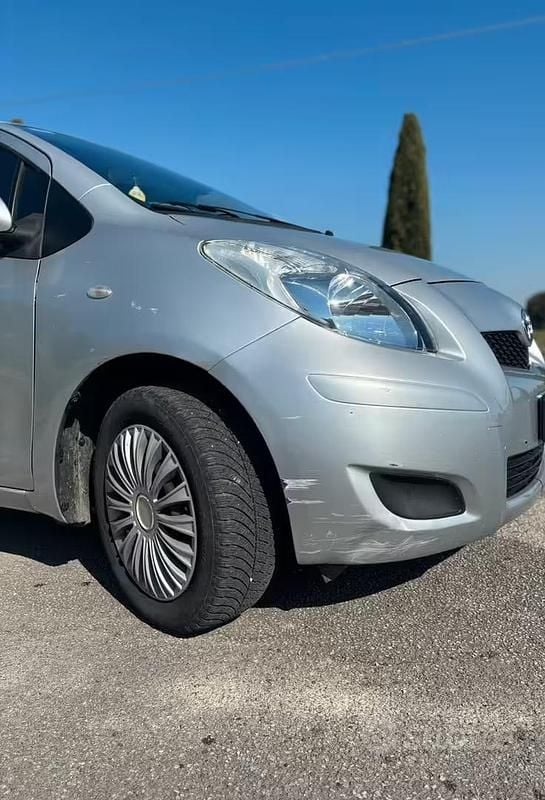 Usata Toyota Yaris Sol 69 CV (50 kW) 2009 Grigio Utilitaria