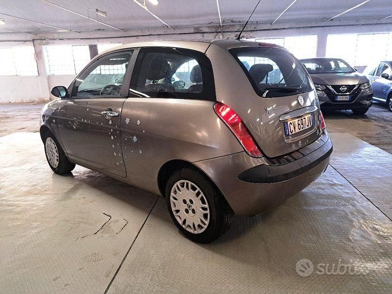 Usata Lancia Ypsilon 75 CV (55 kW) 2005 Grigio Utilitaria