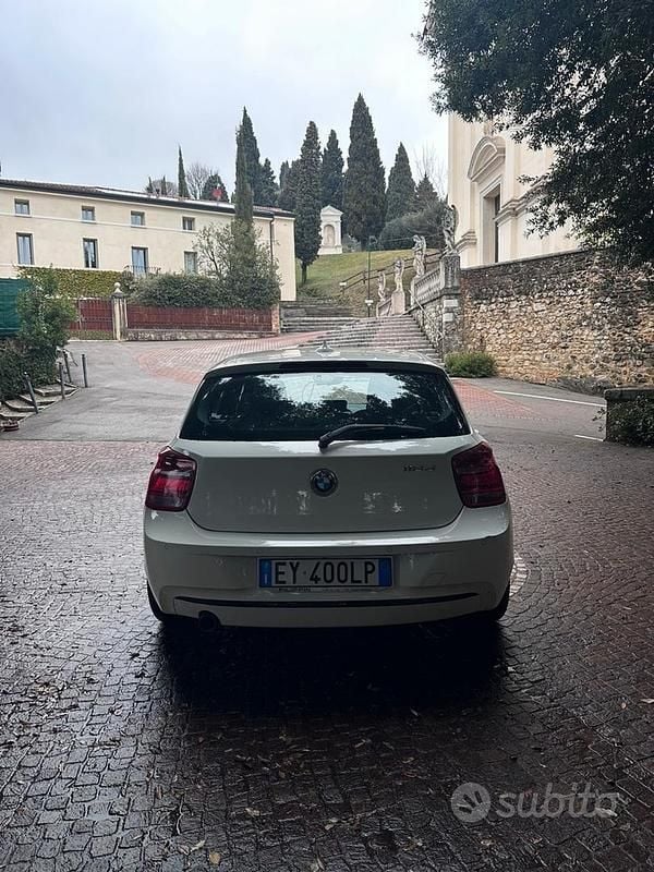Usata BMW 118 Sport Line 150 CV (110 kW) 2015 Bianco Utilitaria