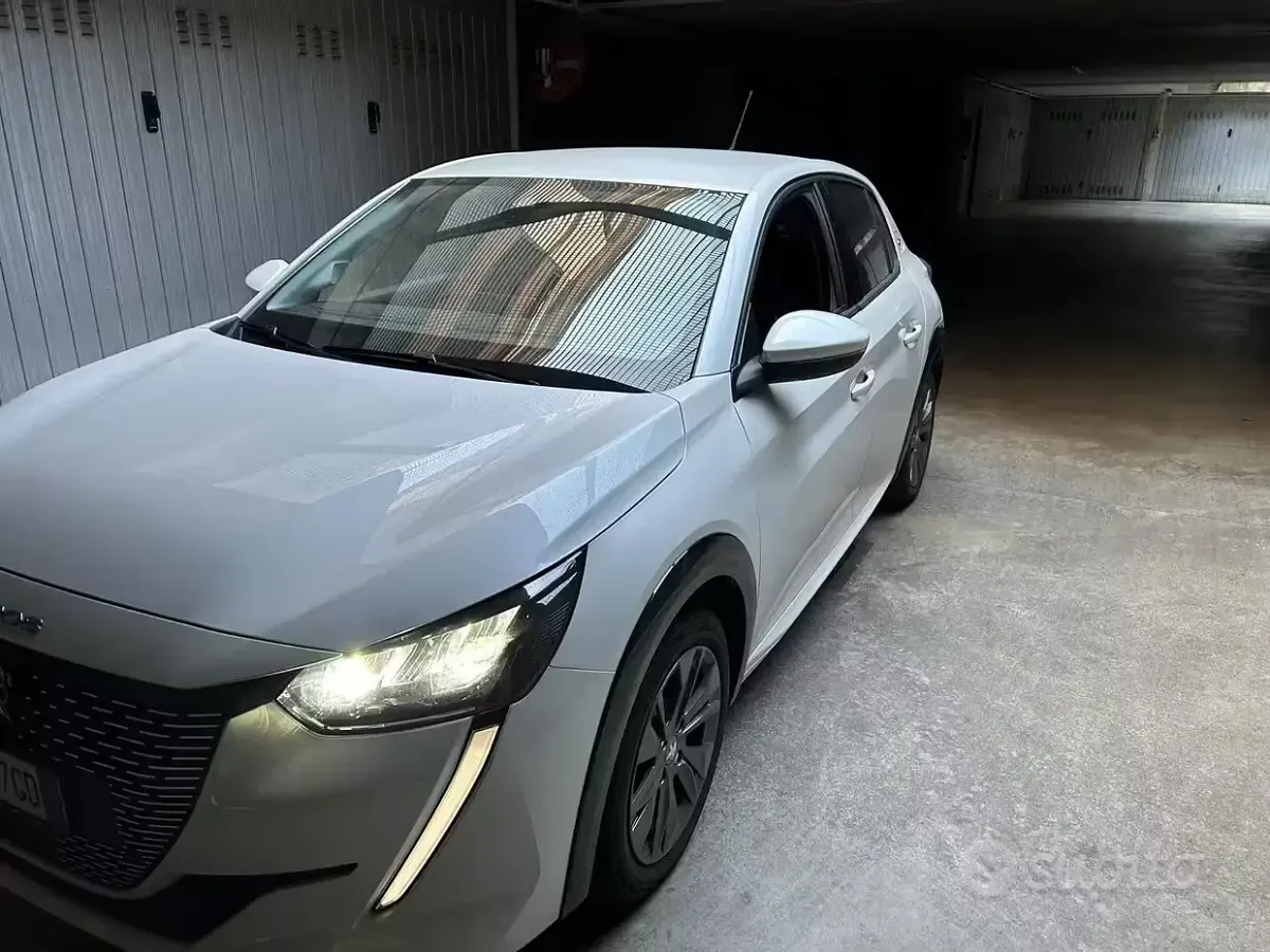 Usata Peugeot e-208 56 kW (77 CV) 2021 Bianco Utilitaria